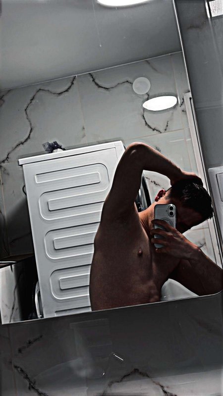Gigolo / CELÁ EÚ_3